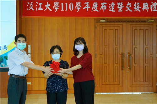 人力資源處管理企劃組組長交接：監交人(中)-林宜男人資長(由葉宜靜秘書代理)，移交人(左)-楊宗川組長，接交人(右)-李彩玲組長。(秘書處馮文星拍攝)