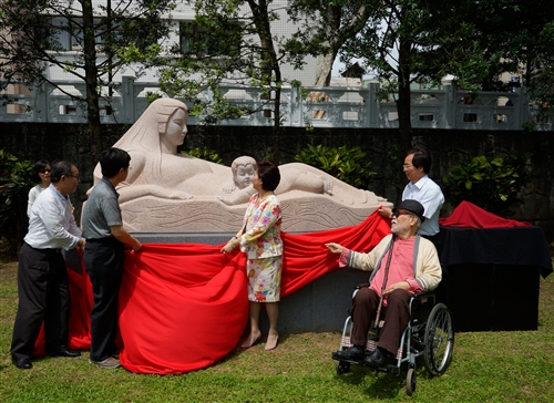 「黃河母親」大型雕塑在牧羊草坪舉辦揭幕儀式。