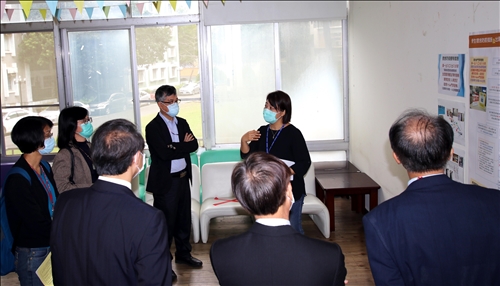 教育部實地訪視防疫措施 劉孟奇次長建議多設酒精洗手點