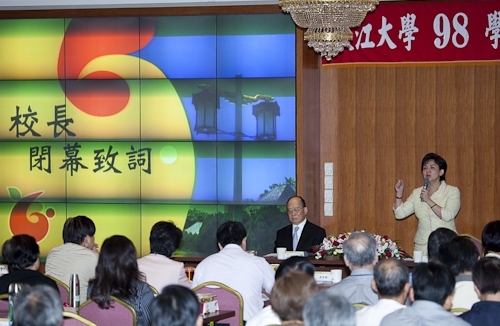 「98學年度教學與行政革新研討會」在淡水校園覺生國際會議廳舉行，創辦人及校長共同主持，本次會議主題為「傳承、創新、新淡江-尋找淡江DNA，迎接60週年校慶」。