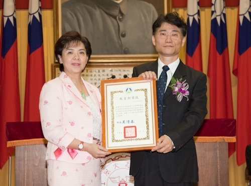 歡慶本校創校59週年，舉辦校慶慶祝大會、校友返校歡迎茶會、資訊工程學系團團圓圓千人同學會、第7屆校慶蛋捲節等豐富多元的校慶系列活動，全校展現活潑與創意並同賀淡江生日快樂！