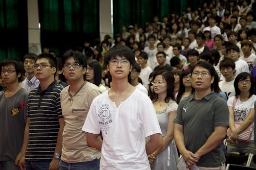 98學年度新生開學典禮暨入學講習在淡水校園舉行，新生登上克難坡開啟在淡江學習之旅。張校長家宜期勉新生能藉由本學年度首度實施必修2學分「大學學習」4 in 1的套裝課程，對日後「學業」、「心理」、「社會」及「生涯發展」等4個面向做好準備，以具備適應大學學習及生活所需的各項能力。