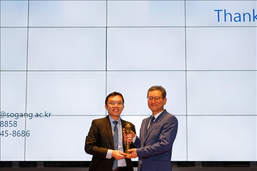 17-國企系孫嘉祈主任(左)贈送Dr. Yong Jin Kim(右)代表「熊貓講座」榮譽的銅雕獎座(馮文星攝影)