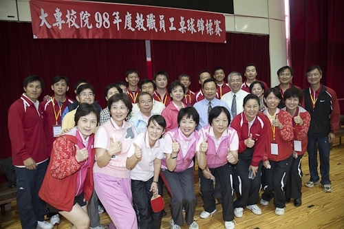 中華民國大專校院98年度教職員工桌球錦標賽於本校紹謨紀念體育館舉行，全國近八百位選手齊聚五虎崗，馳騁球場、大顯身手，奮力為各自所屬的學校爭取榮譽。