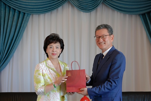 8-Dr. Yong Jin Kim(右)贈送張家宜董事長(左)韓國紅蔘禮品。(馮文星攝影)