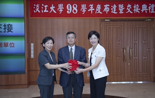 新學年新氣象，本校在8月3日上午10時於淡水校園覺生國際會議廳舉行98學年度新成立單位主管布達暨一、二級單位新卸任主管交接典禮。