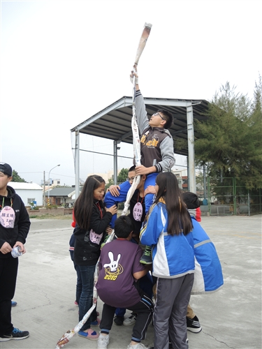 理學院「可見光科學服務隊」前往臺南市六甲國中進行服務。