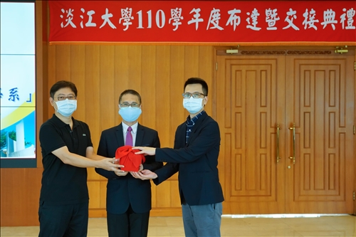 工學院水資源及環境工程學系主任交接：監交人(中)-李宗翰院長，移交人(左)-蘇仕峯主任，接交人(右)-蔡孝忠主任。(秘書處馮文星拍攝)