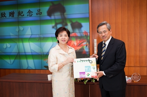 臺北醫學大學一行38人蒞校參訪，張校長家宜和與會人員分享本校榮獲第19屆國家品質獎之申請歷程及推行TQM之成果。