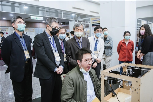 周建興指導電機系「TOYS」與「天窗六門」學生團隊 獲智慧創新獎