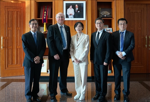 8-張室宜董事(中)與Dr. Daniel J. Scheeres (左2)，以及工學院李宗翰院長、航太系陳步偉主任及蕭富元副教授等陪同人員，在熊貓講座基金捐款人張建邦創辦人暨張姜文錙榮譽董事長伉儷照片前合影。(馮文星攝影)