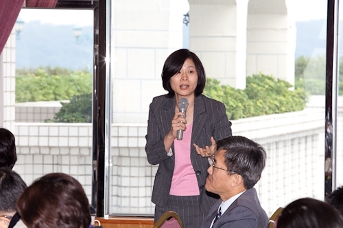 臺北醫學大學一行38人蒞校參訪，張校長家宜和與會人員分享本校榮獲第19屆國家品質獎之申請歷程及推行TQM之成果。