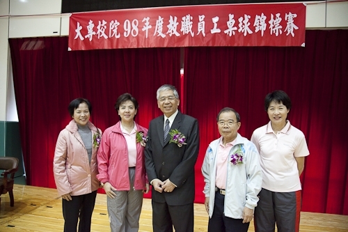 中華民國大專校院98年度教職員工桌球錦標賽於本校紹謨紀念體育館舉行，全國近八百位選手齊聚五虎崗，馳騁球場、大顯身手，奮力為各自所屬的學校爭取榮譽。