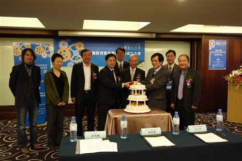 本校數位語文研究中心產官學合作成立「台灣教育雲產學研聯盟」。