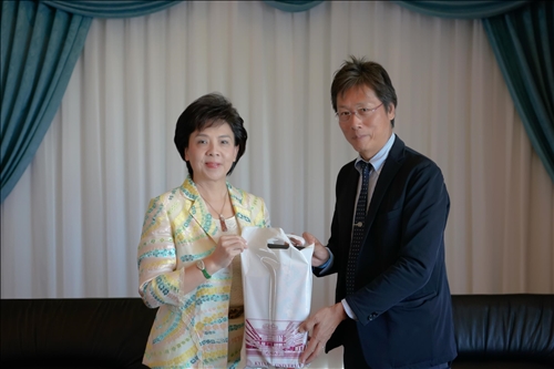 6-安達千波矢教授(右)贈送張家宜董事長(左)禮品。(馮文星攝影)