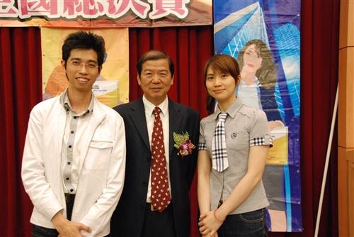 本校資訊系陳智揚老師指導會計系劉文琇同學，於日前參加「2009世界盃電腦應用技能競賽」台灣區選拔賽，勇奪電子試算表（EXCEL）類全國第一，為本校創下三連霸的佳績。