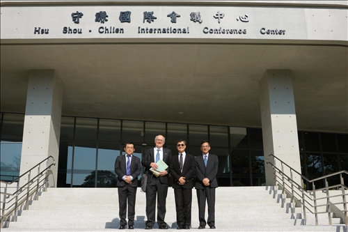 6-參觀淡水校園-守謙國際會議中心，Dr. Daniel J. Scheeres與工學院李宗翰院長、航太系陳步偉主任及蕭富元副教授等陪同人員合影。(馮文星攝影)