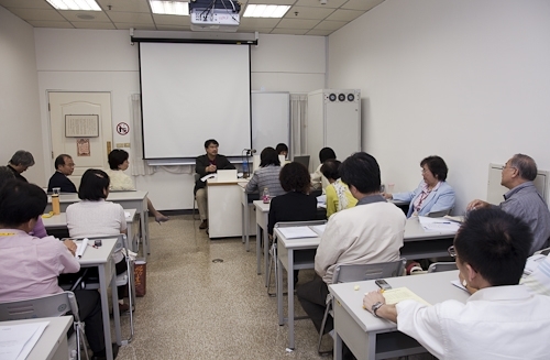 「98學年度教學與行政革新研討會」在淡水校園覺生國際會議廳舉行，創辦人及校長共同主持，本次會議主題為「傳承、創新、新淡江-尋找淡江DNA，迎接60週年校慶」。