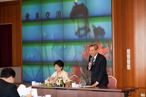 臺北醫學大學一行38人蒞校參訪，張校長家宜和與會人員分享本校榮獲第19屆國家品質獎之申請歷程及推行TQM之成果。