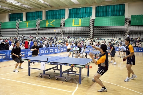 中華民國大專校院98年度教職員工桌球錦標賽於本校紹謨紀念體育館舉行，全國近八百位選手齊聚五虎崗，馳騁球場、大顯身手，奮力為各自所屬的學校爭取榮譽。