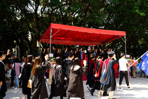 本校舉行103學年度畢業典禮──「淡江世界村 萬里鷹飛颺」。