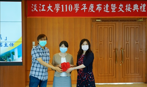 文學院資訊與圖書館學系主任交接：監交人(中)-林呈蓉院長，移交人(左)-歐陽崇榮主任，接交人(右)-林雯瑤主任。(秘書處馮文星拍攝)