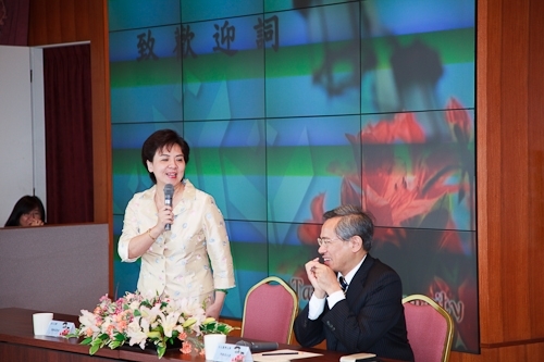 臺北醫學大學一行38人蒞校參訪，張校長家宜和與會人員分享本校榮獲第19屆國家品質獎之申請歷程及推行TQM之成果。