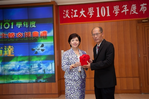 本校舉行101學年度單位主管布達暨交接典禮。