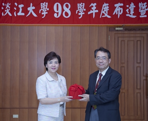 新學年新氣象，本校在8月3日上午10時於淡水校園覺生國際會議廳舉行98學年度新成立單位主管布達暨一、二級單位新卸任主管交接典禮。