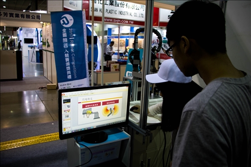 全國機器人競賽 機電系風光奪冠