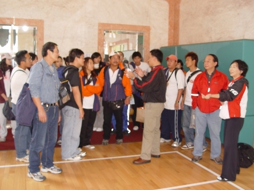 新加坡國立大學及中華民國水上救生國家代表隊與本校進行救生交流，藉由簡報及表演賽等交流，增加本校同學對水上救生的認識。