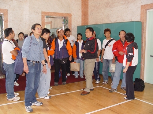 新加坡國立大學及中華民國水上救生國家代表隊與本校進行救生交流，藉由簡報及表演賽等交流，增加本校同學對水上救生的認識。