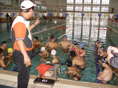 新加坡國立大學及中華民國水上救生國家代表隊與本校進行救生交流，藉由簡報及表演賽等交流，增加本校同學對水上救生的認識。