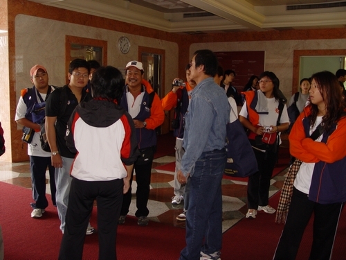 新加坡國立大學及中華民國水上救生國家代表隊與本校進行救生交流，藉由簡報及表演賽等交流，增加本校同學對水上救生的認識。