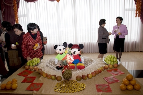 本校戊子年新春團拜茶會於2月18日（星期一）上午10時在淡水校園覺生國際會議廳舉行，團拜活動由校長張家宜主持，祝賀全體同仁在新的一年好運「鼠」不完。