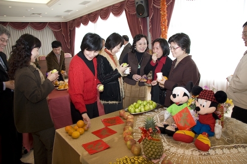 本校戊子年新春團拜茶會於2月18日（星期一）上午10時在淡水校園覺生國際會議廳舉行，團拜活動由校長張家宜主持，祝賀全體同仁在新的一年好運「鼠」不完。