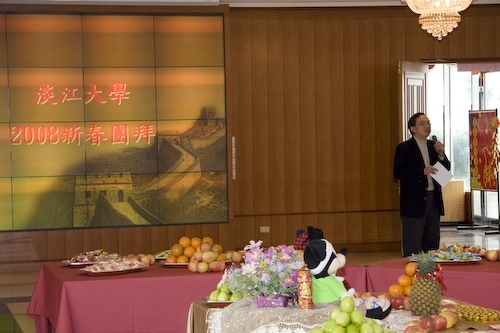 本校戊子年新春團拜茶會於2月18日（星期一）上午10時在淡水校園覺生國際會議廳舉行，團拜活動由校長張家宜主持，祝賀全體同仁在新的一年好運「鼠」不完。