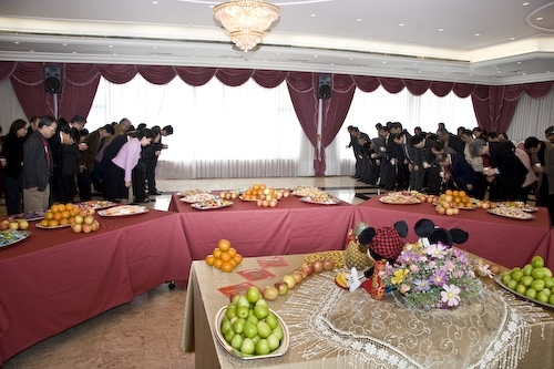 本校戊子年新春團拜茶會於2月18日（星期一）上午10時在淡水校園覺生國際會議廳舉行，團拜活動由校長張家宜主持，祝賀全體同仁在新的一年好運「鼠」不完。