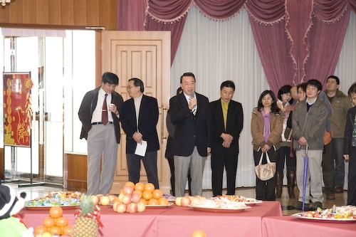 本校戊子年新春團拜茶會於2月18日（星期一）上午10時在淡水校園覺生國際會議廳舉行，團拜活動由校長張家宜主持，祝賀全體同仁在新的一年好運「鼠」不完。