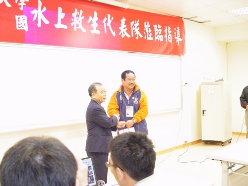 新加坡國立大學及中華民國水上救生國家代表隊與本校進行救生交流，藉由簡報及表演賽等交流，增加本校同學對水上救生的認識。