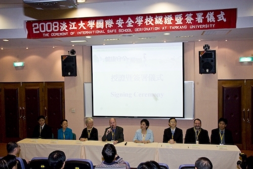 賀！本校成為全球第一所通過安全校園認證的大學，世界衛生組織（WHO）國際安全學校委員會主席Mr. Max L. Vosskuhler 18日在本校台北校園中正紀念堂親自授證，並與本校簽署國際安全學校協定書。