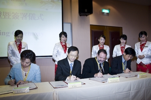 賀！本校成為全球第一所通過安全校園認證的大學，世界衛生組織（WHO）國際安全學校委員會主席Mr. Max L. Vosskuhler 18日在本校台北校園中正紀念堂親自授證，並與本校簽署國際安全學校協定書。