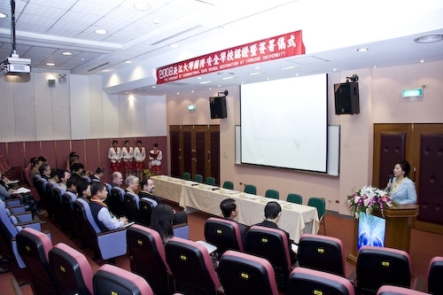 賀！本校成為全球第一所通過安全校園認證的大學，世界衛生組織（WHO）國際安全學校委員會主席Mr. Max L. Vosskuhler 18日在本校台北校園中正紀念堂親自授證，並與本校簽署國際安全學校協定書。