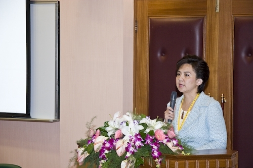 賀！本校成為全球第一所通過安全校園認證的大學，世界衛生組織（WHO）國際安全學校委員會主席Mr. Max L. Vosskuhler 18日在本校台北校園中正紀念堂親自授證，並與本校簽署國際安全學校協定書。