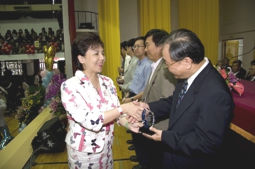 慶祝本校58週年校慶，11月8日上午，在淡水校園學生活動中心舉行慶祝大會，頒發淡江金鷹獎、捐款及勸募感謝獎，並為返校校友舉辦歡迎茶會，下午在蘭陽校園舉行梅園「以介眉壽」雅石揭幕儀式，同賀淡江生日快樂。