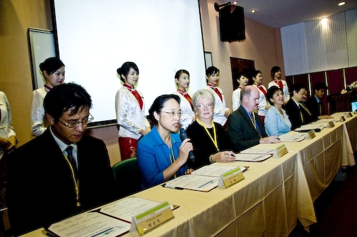 賀！本校成為全球第一所通過安全校園認證的大學，世界衛生組織（WHO）國際安全學校委員會主席Mr. Max L. Vosskuhler 18日在本校台北校園中正紀念堂親自授證，並與本校簽署國際安全學校協定書。