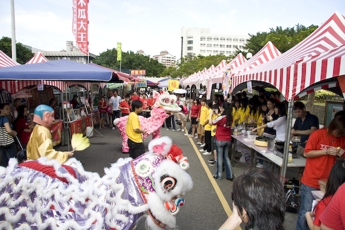 以「蛋捲卡樂町」為主題的第6屆蛋捲節粉墨登場，包括「蛋捲歡樂吧」、「蛋捲繽紛樂」、「綿綿蛋捲情」、「血拼蛋捲節」等精采的活動炒熱58週年校慶氣氛。