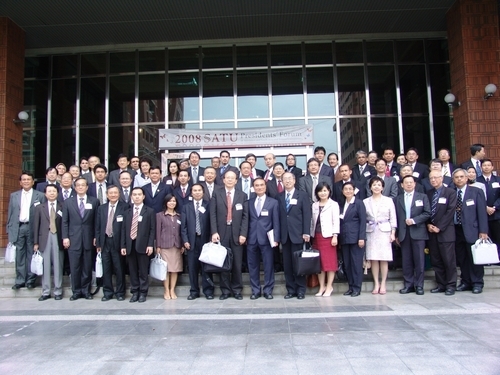 張校長家宜出席「2008臺灣與東南亞暨南亞大學校長論壇（SATU Presidents’ Forum）」，擔任主題一「學生專業知能之強化及提升」與談人，校長以學生該學習什麼、高等教育機構該為學生做什麼為題，並以本校「落實三環五育，培育心靈卓越人才」、「建立創新的英式住校學制」及「實施全面品質管理以學生為中心」等各項措施，與74所國內外大學校長經驗分享。