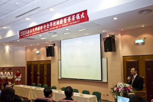 賀！本校成為全球第一所通過安全校園認證的大學，世界衛生組織（WHO）國際安全學校委員會主席Mr. Max L. Vosskuhler 18日在本校台北校園中正紀念堂親自授證，並與本校簽署國際安全學校協定書。