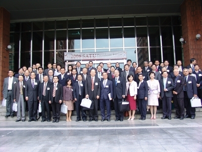 張校長家宜出席「2008臺灣與東南亞暨南亞大學校長論壇（SATU Presidents’ Forum）」，擔任主題一「學生專業知能之強化及提升」與談人，校長以學生該學習什麼、高等教育機構該為學生做什麼為題，並以本校「落實三環五育，培育心靈卓越人才」、「建立創新的英式住校學制」及「實施全面品質管理以學生為中心」等各項措施，與74所國內外大學校長經驗分享。